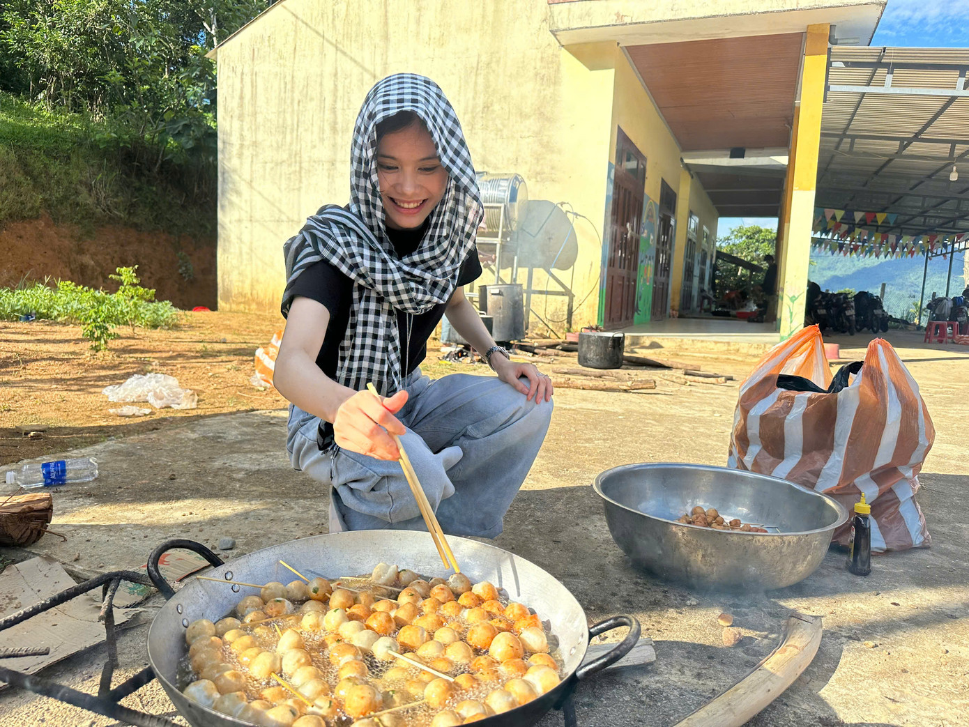 Không chỉ tặng quà, các tình nguyện viên còn chuẩn bị bữa ăn với hàng xâu cá viên chiên, hàng chục tô xương hầm rau củ quả gửi đến người dân trong làng.