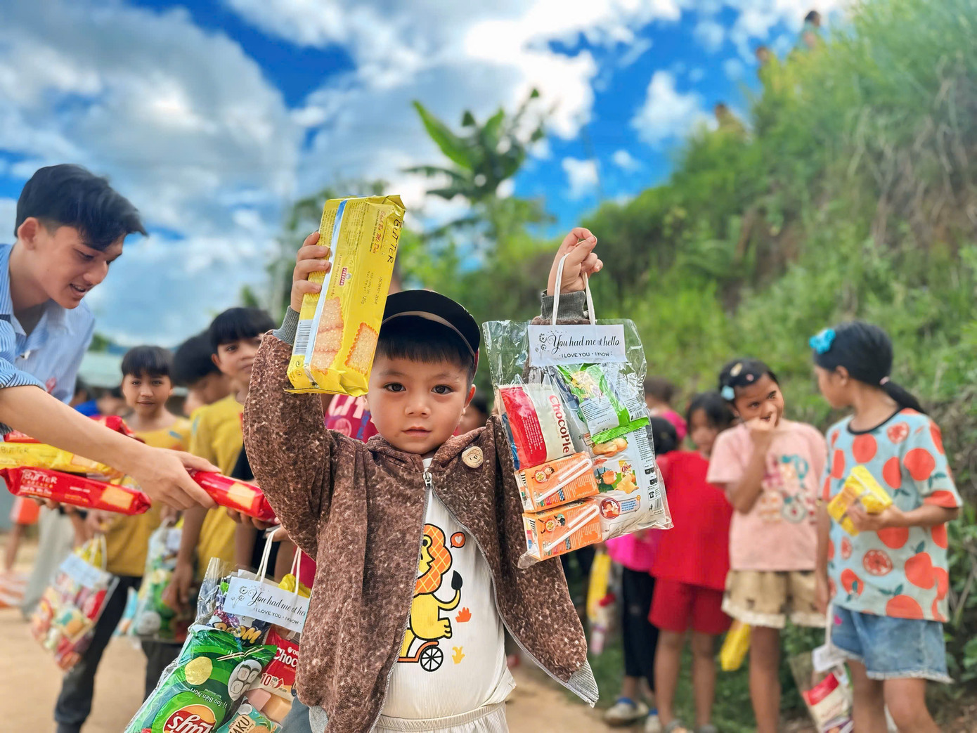 Những món quà nhỏ nhưng đầy ấm áp đến tay các em nhỏ vùng cao Tu Gia.