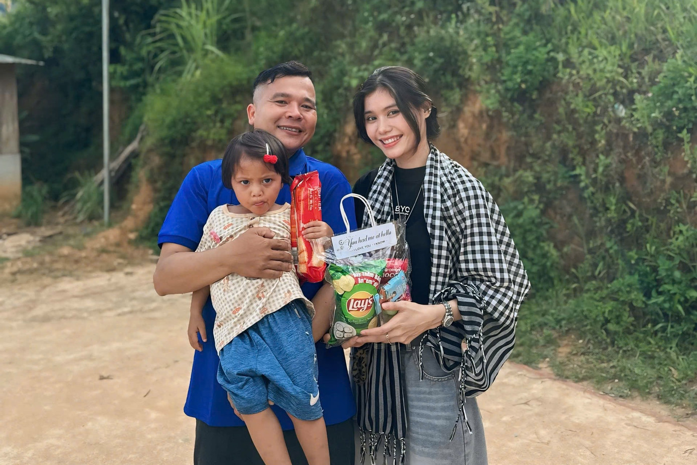 Chỉ là bánh, sữa, kẹp len hay vài quyển vở nhưng chất chứa trong đó là tấm lòng của tuổi trẻ Thăng Bình gửi đến các em nhỏ vùng cao.