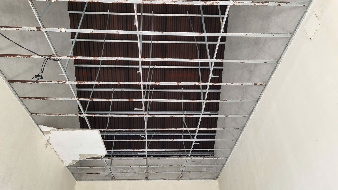 Nền nhà, trần nhà, cửa đều hư hỏng. Nền nhà, trần nhà, cửa đều hư hỏng.