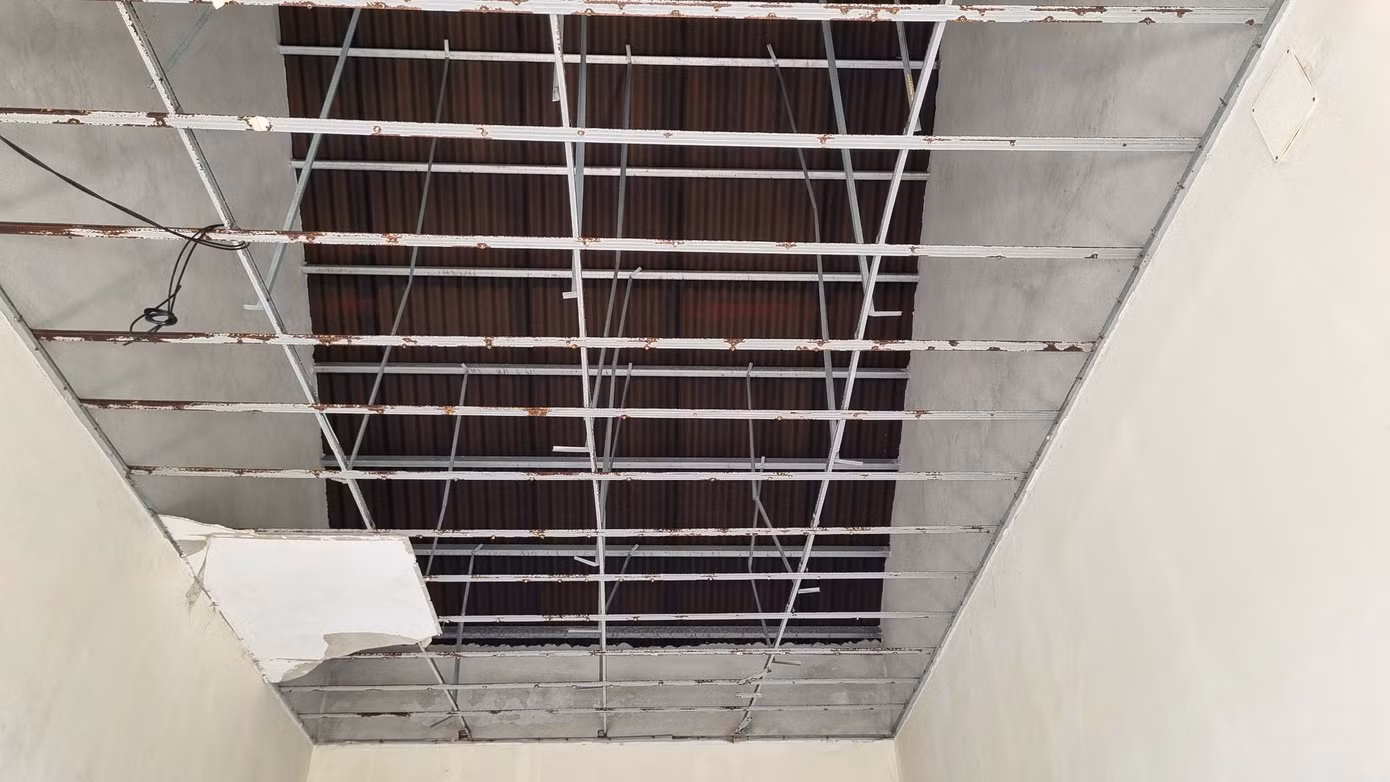 Nền nhà, trần nhà, cửa đều hư hỏng.