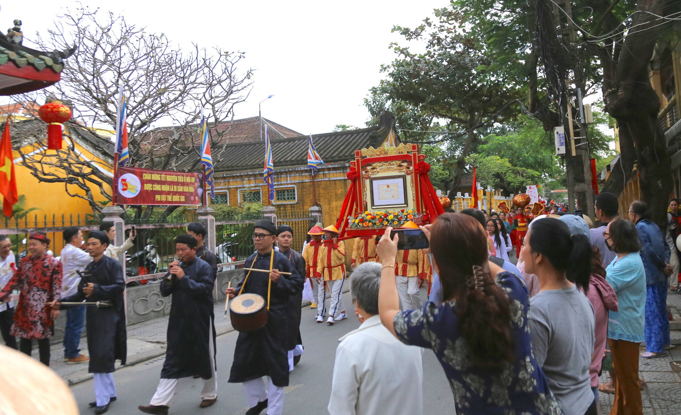 Đoàn diễu hành với sự tham gia của gần 300 người và đội thiên cẩu của Hội An cùng đoàn lân sư rồng Phước Lộc Thiên - điểm nhấn đặc biệt trong lễ đón nhận danh hiệu Di sản văn hóa phi vật thể quốc gia Tết Nguyên tiêu ở Hội An. Đoàn diễu hành với sự tham gia của gần 300 người và đội thiên cẩu của Hội An cùng đoàn lân sư rồng Phước Lộc Thiên - điểm nhấn đặc biệt trong lễ đón nhận danh hiệu Di sản văn hóa phi vật thể quốc gia Tết Nguyên tiêu ở Hội An.