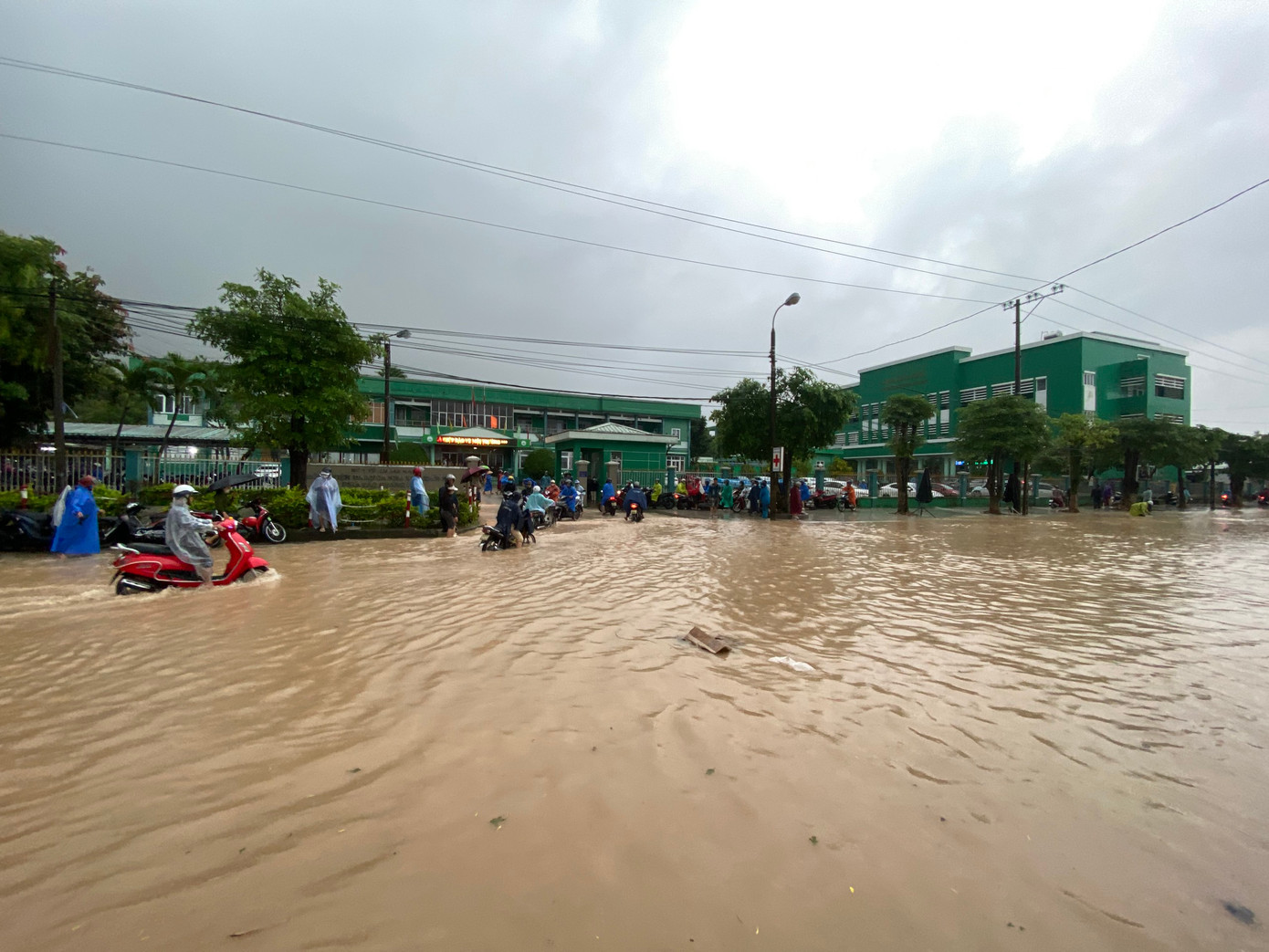 Theo ghi nhận của mưa lớn khiến nhiều đoạn đường ở trung tâm huyện Đại Lộc (Quảng Nam) ngập sâu, việc đi lại của người dân gặp nhiều khó khăn.