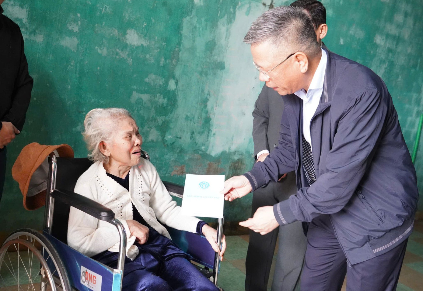 Đoàn đến thăm và tặng quà Tết cho các gia đình chính sách.