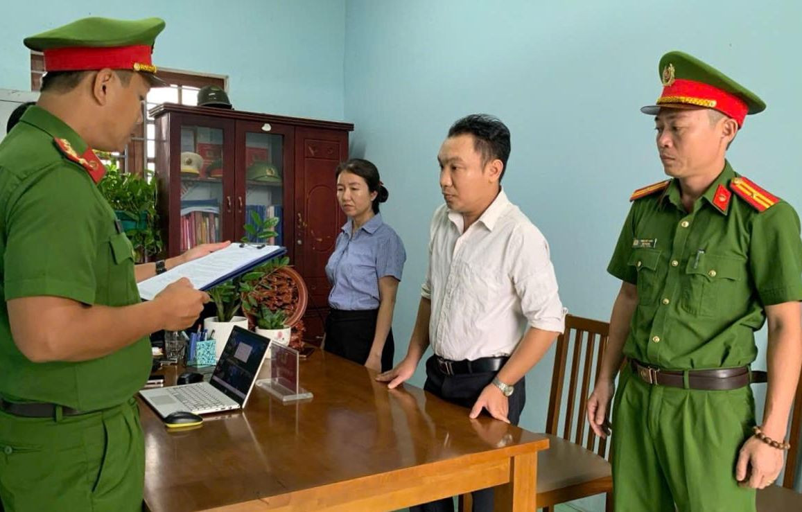 Công an đọc lệnh khởi tố, bắt tạm giam đối với Trần Ngọc Vũ. Ảnh CA Công an đọc lệnh khởi tố, bắt tạm giam đối với Trần Ngọc Vũ. Ảnh CA