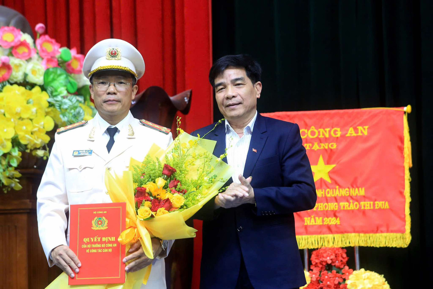 Lãnh đạo tỉnh Quảng Nam tặng hoa chúc mừng Phó Giám đốc Công an tỉnh Nguyễn Hà Lai. Lãnh đạo tỉnh Quảng Nam tặng hoa chúc mừng Phó Giám đốc Công an tỉnh Nguyễn Hà Lai.