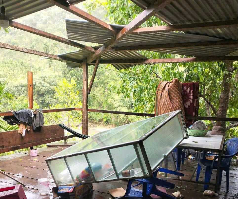 Mưa đá gây hư hỏng nhà và tài sản, hoa màu của người dân xã Trà Leng. Ảnh CTV Mưa đá gây hư hỏng nhà và tài sản, hoa màu của người dân xã Trà Leng. Ảnh CTV