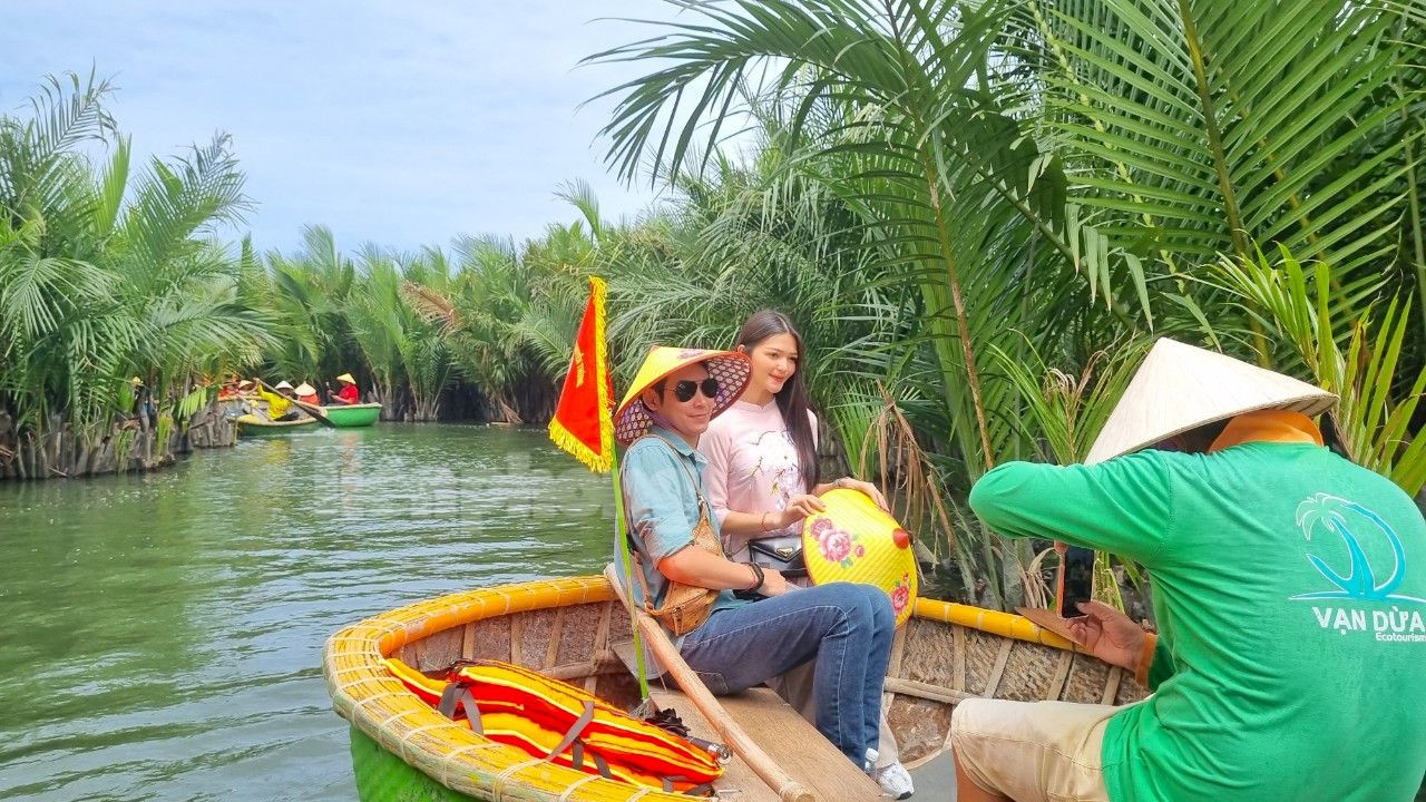 Cảnh "miền Tây thu nhỏ" ở Hội An hút khách. Giá vé được quy định 150.000 đồng/thúng (2 khách), tham quan trong thời gian 40 phút. Du khách đi trên thúng thích thú ngắm rừng dừa bao quanh khoảng sông xanh ngắt, xem người dân trình diễn tung lưới, đặc biệt màn lắc thúng chai mang lại “cảm giác mạnh”. Cảnh "miền Tây thu nhỏ" ở Hội An hút khách. Giá vé được quy định 150.000 đồng/thúng (2 khách), tham quan trong thời gian 40 phút. Du khách đi trên thúng thích thú ngắm rừng dừa bao quanh khoảng sông xanh ngắt, xem người dân trình diễn tung lưới, đặc biệt màn lắc thúng chai mang lại “cảm giác mạnh”.