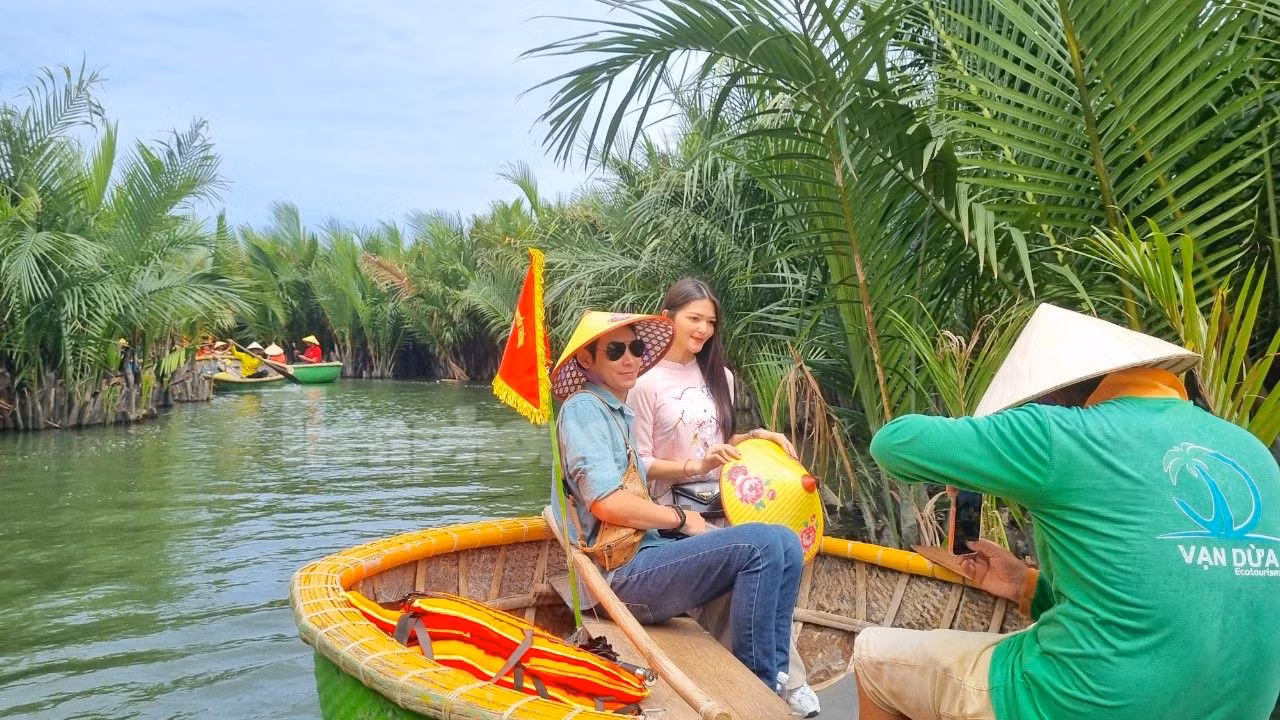 Cảnh "miền Tây thu nhỏ" ở Hội An hút khách. Giá vé được quy định 150.000 đồng/thúng (2 khách), tham quan trong thời gian 40 phút. Du khách đi trên thúng thích thú ngắm rừng dừa bao quanh khoảng sông xanh ngắt, xem người dân trình diễn tung lưới, đặc biệt màn lắc thúng chai mang lại “cảm giác mạnh”. Cảnh "miền Tây thu nhỏ" ở Hội An hút khách. Giá vé được quy định 150.000 đồng/thúng (2 khách), tham quan trong thời gian 40 phút. Du khách đi trên thúng thích thú ngắm rừng dừa bao quanh khoảng sông xanh ngắt, xem người dân trình diễn tung lưới, đặc biệt màn lắc thúng chai mang lại “cảm giác mạnh”.