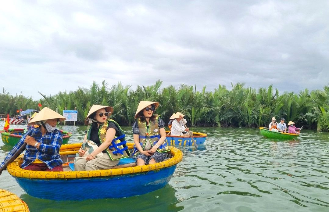 Cảnh "miền Tây thu nhỏ" ở Hội An hút khách. Giá vé được quy định 150.000 đồng/thúng (2 khách), tham quan trong thời gian 40 phút. Du khách đi trên thúng thích thú ngắm rừng dừa bao quanh khoảng sông xanh ngắt, xem người dân trình diễn tung lưới, đặc biệt màn lắc thúng chai mang lại “cảm giác mạnh”. Cảnh "miền Tây thu nhỏ" ở Hội An hút khách. Giá vé được quy định 150.000 đồng/thúng (2 khách), tham quan trong thời gian 40 phút. Du khách đi trên thúng thích thú ngắm rừng dừa bao quanh khoảng sông xanh ngắt, xem người dân trình diễn tung lưới, đặc biệt màn lắc thúng chai mang lại “cảm giác mạnh”.