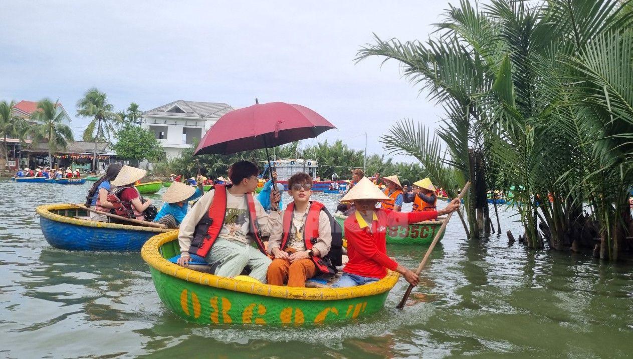 Cảnh "miền Tây thu nhỏ" ở Hội An hút khách. Giá vé được quy định 150.000 đồng/thúng (2 khách), tham quan trong thời gian 40 phút. Du khách đi trên thúng thích thú ngắm rừng dừa bao quanh khoảng sông xanh ngắt, xem người dân trình diễn tung lưới, đặc biệt màn lắc thúng chai mang lại “cảm giác mạnh”. Cảnh "miền Tây thu nhỏ" ở Hội An hút khách. Giá vé được quy định 150.000 đồng/thúng (2 khách), tham quan trong thời gian 40 phút. Du khách đi trên thúng thích thú ngắm rừng dừa bao quanh khoảng sông xanh ngắt, xem người dân trình diễn tung lưới, đặc biệt màn lắc thúng chai mang lại “cảm giác mạnh”.