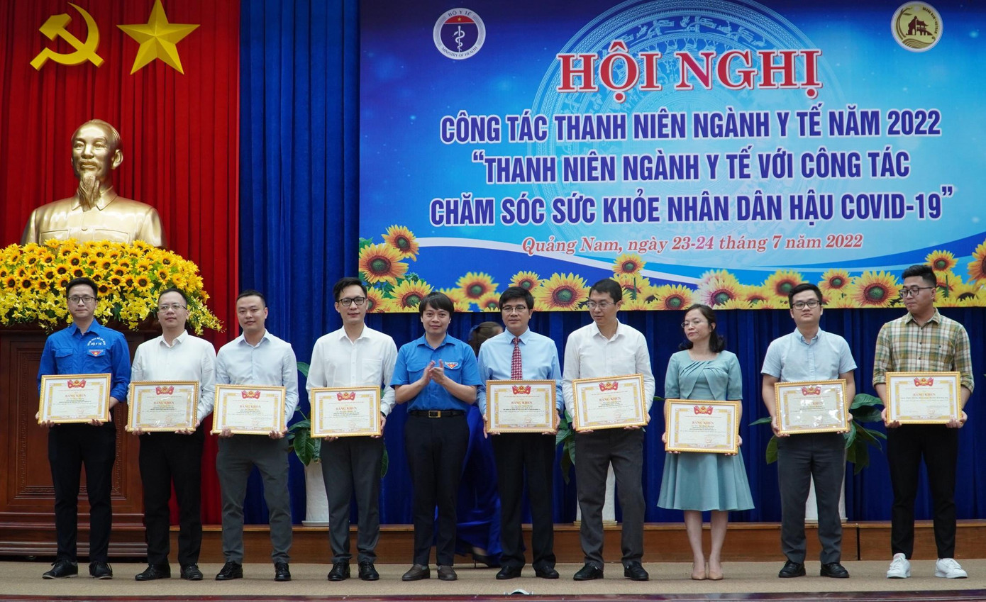 Trao tặng Giấy khen của Trung ương Đoàn cho cá nhân, tập thể xuất sắc. Trao tặng Giấy khen của Trung ương Đoàn cho cá nhân, tập thể xuất sắc.