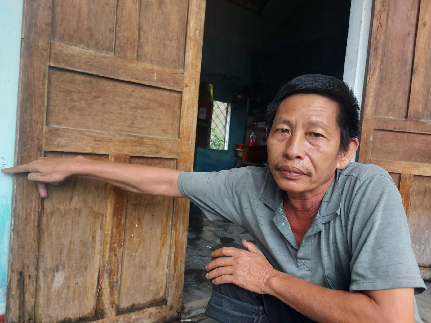 Đêm qua ông Nguyễn Văn Kỳ (54 tuổi, khối phố 8, An Sơn, thành phố Tam Kỳ) thức trắng đêm. Ông gửi mẹ già đi di dời, còn mình ở lại kê dọn đồ đạc. Về đêm nước càng lên cao, ông quyết định xếp chồng chiếc giường tre lên trên giường gỗ, đặt chiếc tivi đời cũ là tài sản quý giá nhất trong nhà cùng mình thu lu trên đấy.