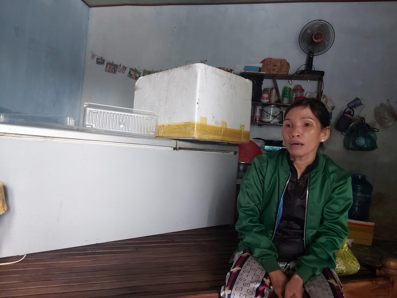 Chiều 11/10 trở về nhà sau đợt chạy lũ tối qua, chị Nguyễn Thị Hóa (48 tuổi) thất thần nhìn đồ đạc bị nước lũ ngâm làm hư hỏng, dù trước đó chị đã kê lên cao.