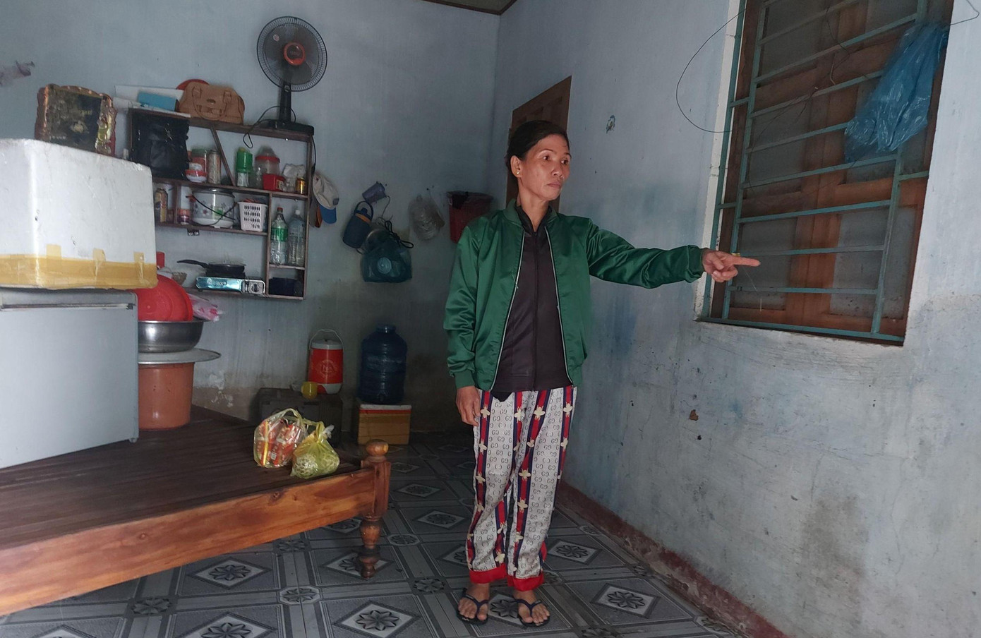 Chị Hóa sống một mình, làm nghề rửa chén bát thuê cho quán ăn để mưu sinh. Căn phòng hơn 10 mét vuông chị thuê 7 trăm nghìn đồng mỗi tháng. Tài sản lớn nhất là chiếc xe máy và chiếc tủ lạnh cũ. “Có chừng đó tài sản giờ cũng bị ngâm hư hỏng mất rồi, không biết tính sao nữa” – chị đứng như trời trồng giữa căn phòng ngổn ngang khi cơn lũ vừa qua.