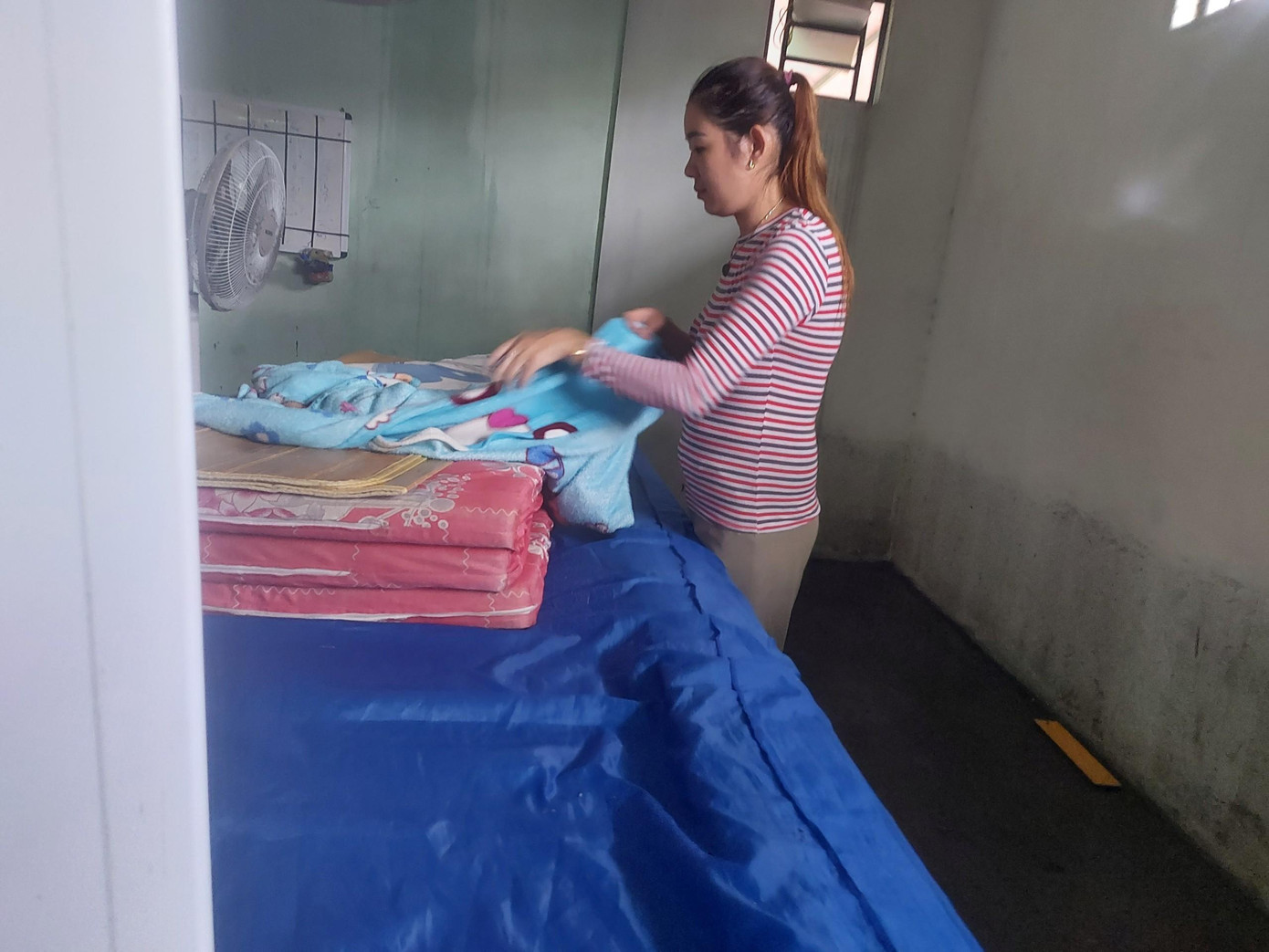 Đồ đạc được thu dọn lên cao.