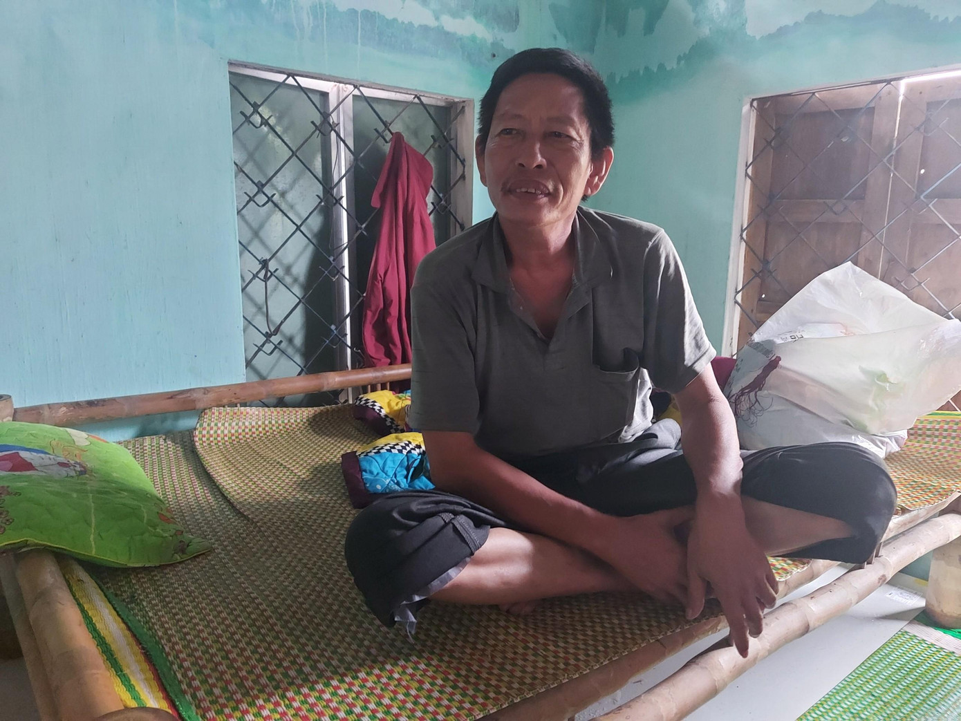 Ông Kỳ ngồi thu lu trên giường thức trắng đêm. Ngôi nhà cấp 4 ông xây từ lâu, nay đã xuống cấp. Đợt bão Noru vừa rồi tốc sạch phần mái mấy cha con mới sửa sang tạm thời, giờ mưa lũ tràn vào phá hỏng đồ đạc. “Cứ hết bão đến lụt, dân nghèo chúng tôi không biết cách nào cho khá lên được nữa” - ông thở dài