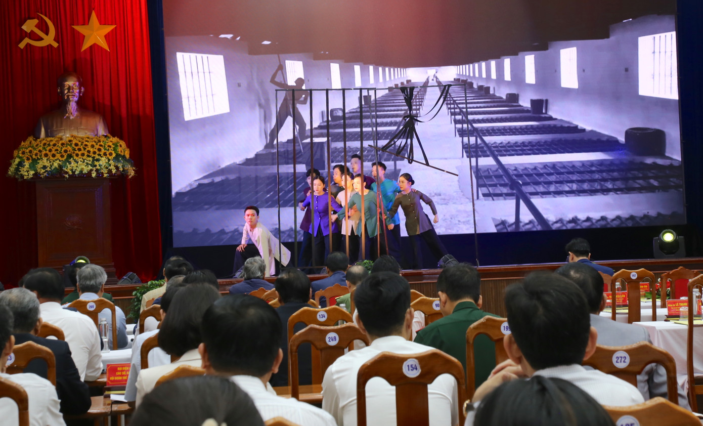 Tiết mục văn nghệ tại lễ kỷ niệm. Tiết mục văn nghệ tại lễ kỷ niệm.