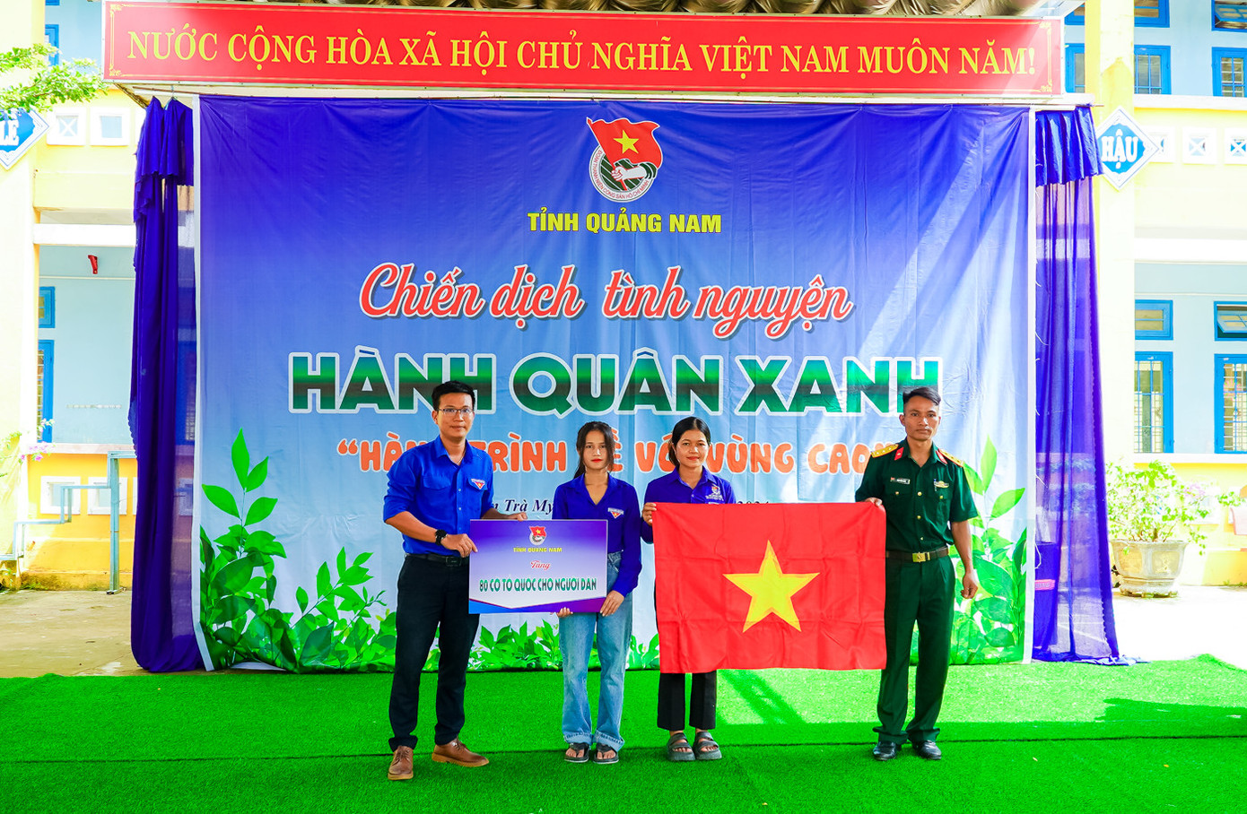 Chiến dịch tình nguyện Hành quân xanh với chủ đề “Hành trình về với vùng cao” của Tuổi trẻ Quảng Nam. Chiến dịch tình nguyện Hành quân xanh với chủ đề “Hành trình về với vùng cao” của Tuổi trẻ Quảng Nam.