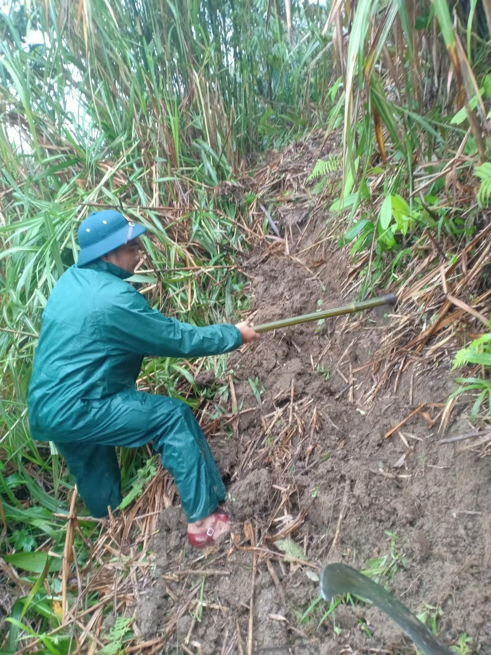 Nỗ lực mở đường tạm kết nối 450 hộ dân bị cô lập do sạt lở. Nỗ lực mở đường tạm kết nối 450 hộ dân bị cô lập do sạt lở.