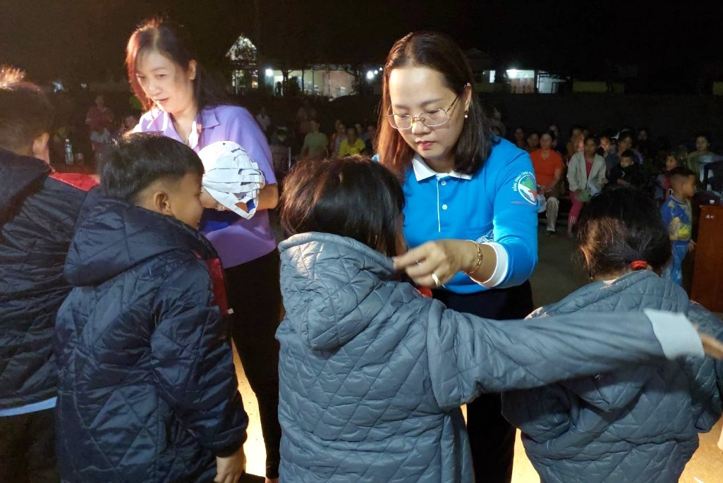 Tặng áo ấm cho trẻ em làng Yều