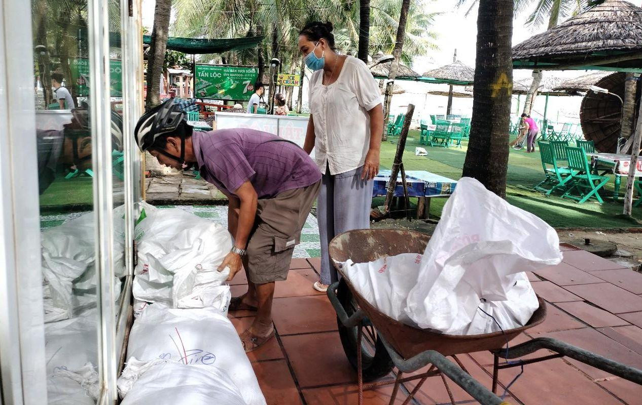 Người dân Quảng Nam chằng chống nhà cửa, hàng quán trước bão Noru. Người dân Quảng Nam chằng chống nhà cửa, hàng quán trước bão Noru.