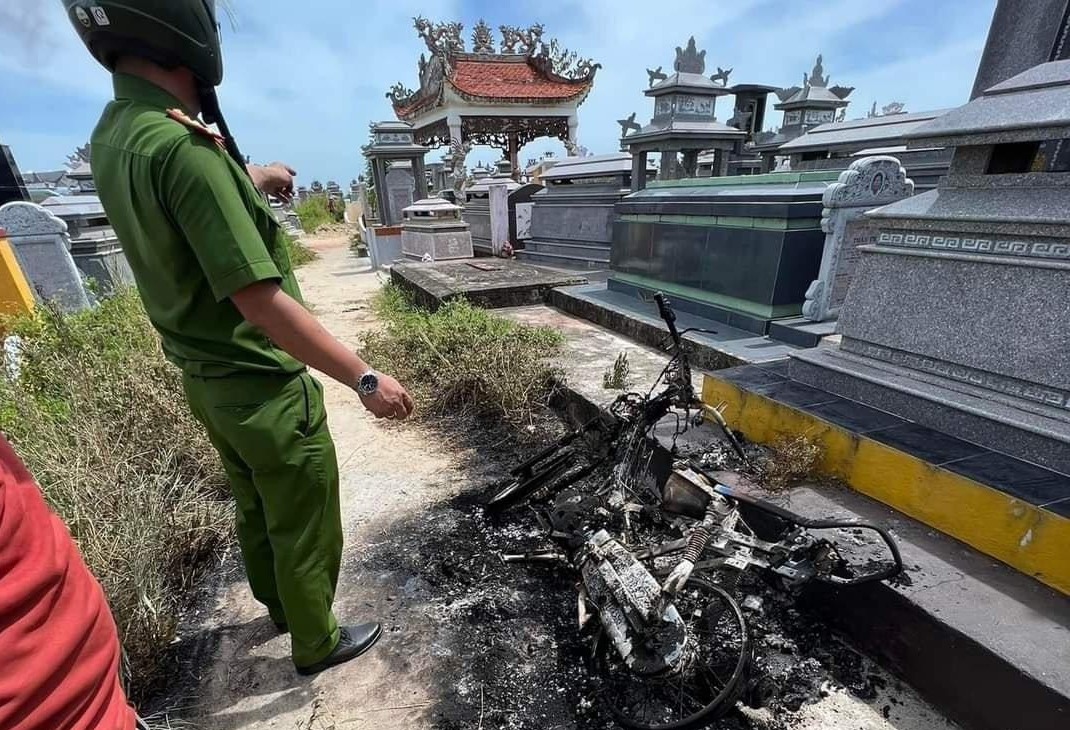 Chiếc xe máy bị thiêu rụi, gần đó là người đàn ông bị bỏng nặng. Ảnh CTV