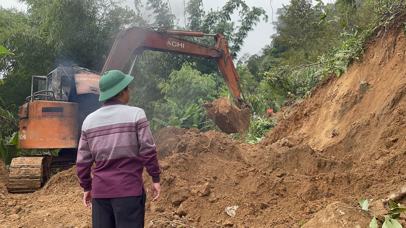 Giải phóng điểm sạt lở ở Tông Pua, thôn 3, xã Trà Cang. Ảnh Đ. H Giải phóng điểm sạt lở ở Tông Pua, thôn 3, xã Trà Cang. Ảnh Đ. H
