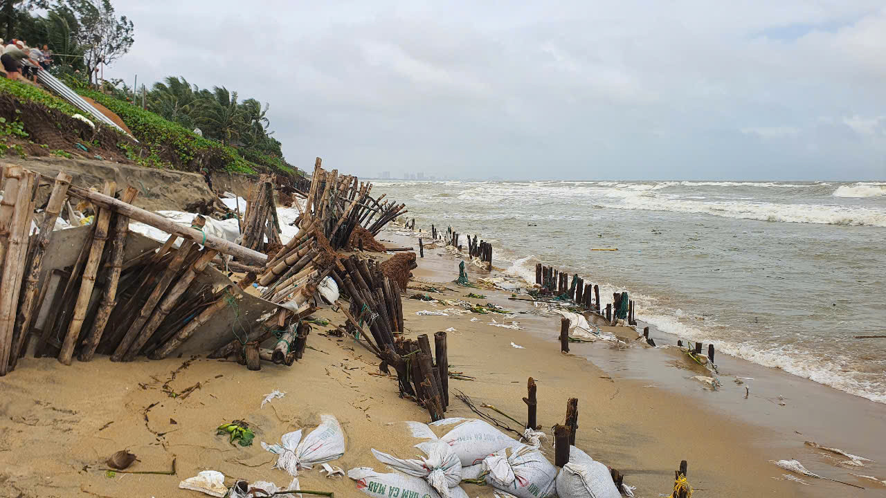 Lực lượng chức năng và người dân nỗ lực ứng phó nhưng tình trạng sạt lở diễn ra ngày càng nghiêm trọng.