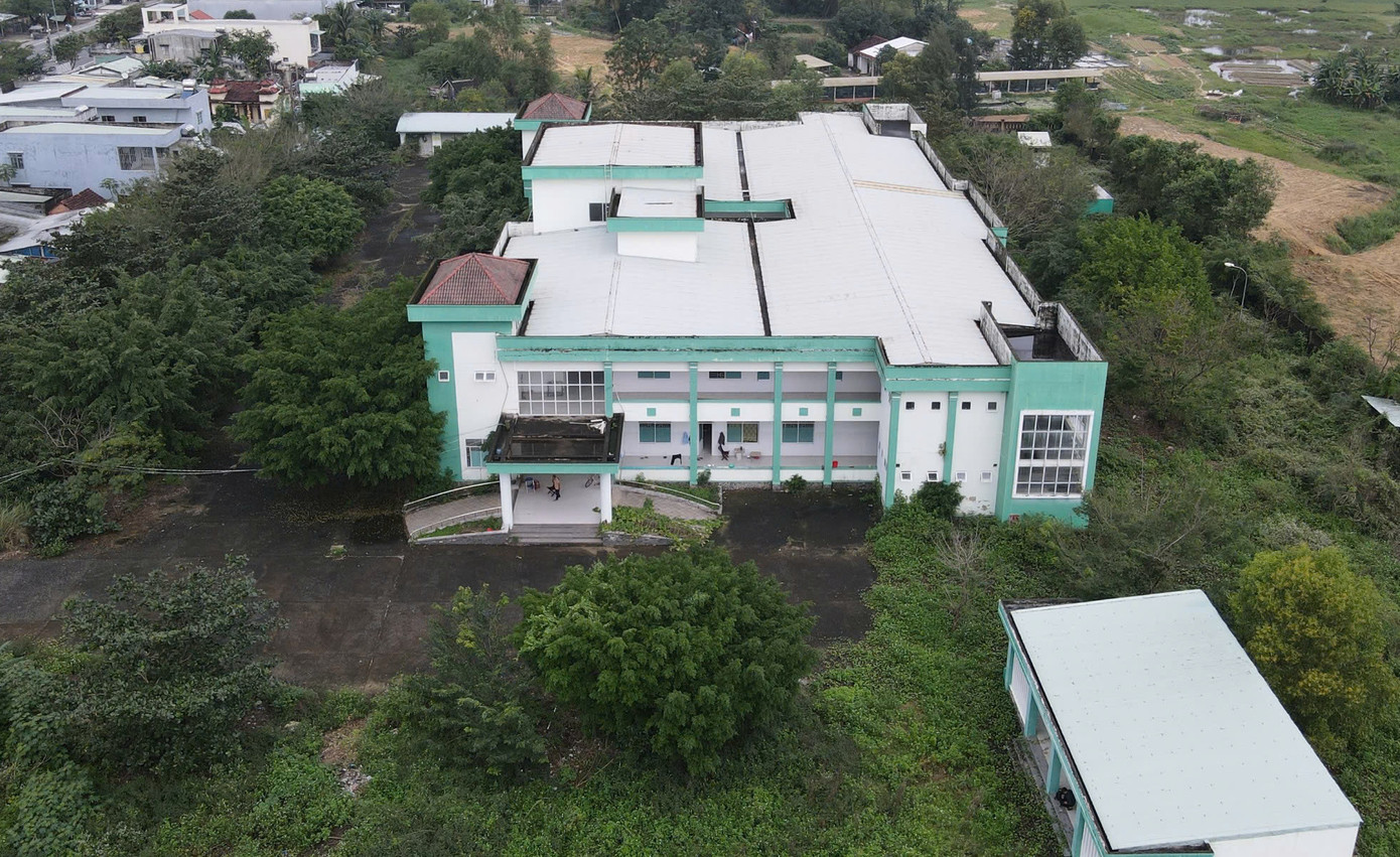 Phòng khám đa khoa Khu công nghiệp Điện Nam - Điện Ngọc (đóng trên địa bàn thị xã Điện Bàn, tỉnh Quảng Nam) được đầu tư 43,7 tỷ đồng từ nguồn ngân sách nhà nước. Tuy nhiên sau thời gian hoạt động không hiệu quả đã bỏ hoang nhiều năm. Ảnh: Hoài Văn