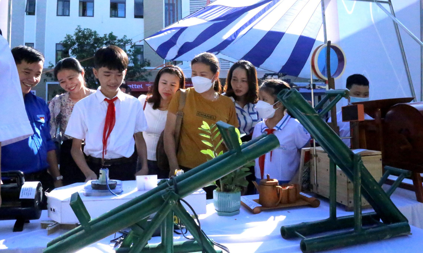 Mô hình Cầu bập bênh - một trong 3 mô hình, đề tài đạt giải Nhất.