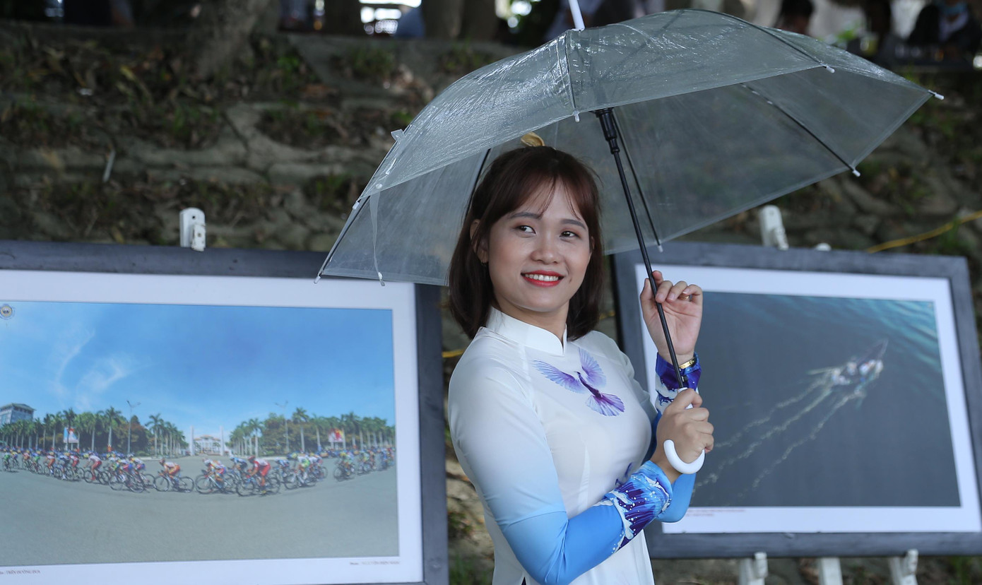 Chụp hình lưu niệm tại ở làng sưa trăm tuổi.