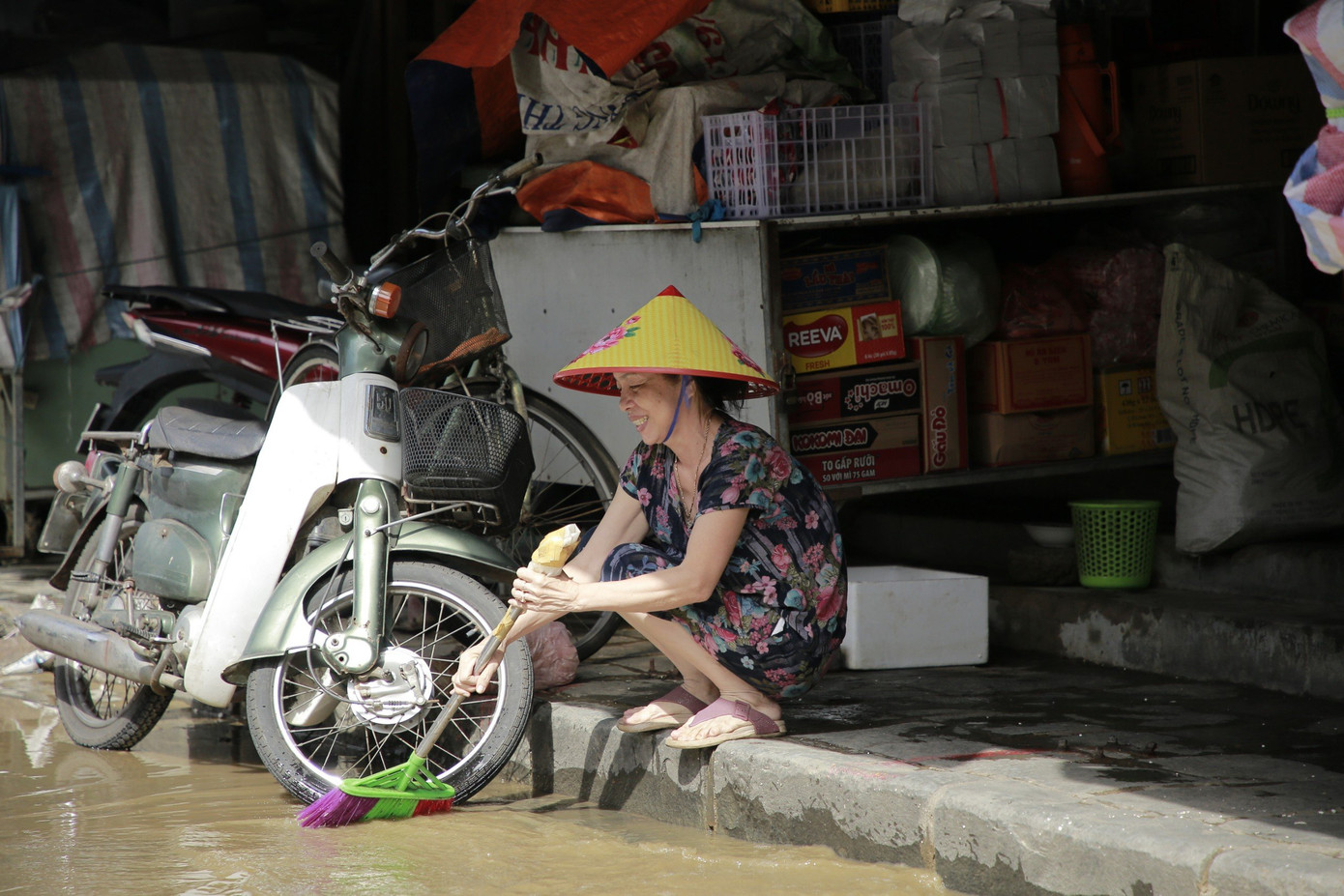 Việc dọn dẹp hết sức khẩn trương vì nếu để lâu bùn càng bết dính.