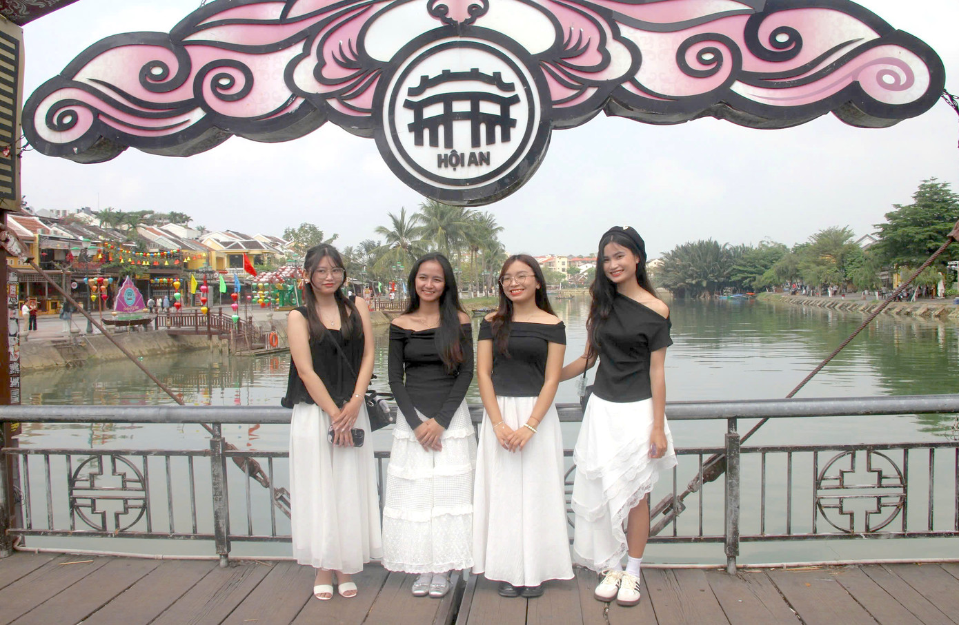 Nhiều du khách cho hay, chọn Hội An là điểm đến để tận hưởng kỳ nghỉ lễ bởi yêu thích phong cảnh phố cổ nhẹ nhàng, ẩm thực ngon và cả người dân phố Hội mến khách. Nhiều du khách cho hay, chọn Hội An là điểm đến để tận hưởng kỳ nghỉ lễ bởi yêu thích phong cảnh phố cổ nhẹ nhàng, ẩm thực ngon và cả người dân phố Hội mến khách.