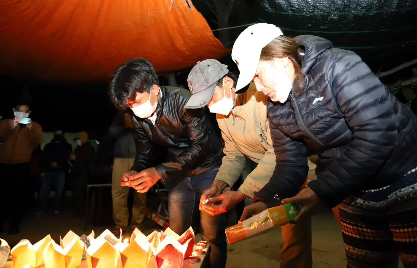 Thả hoa đăng nguyện cầu cho các nạn nhân xấu số.