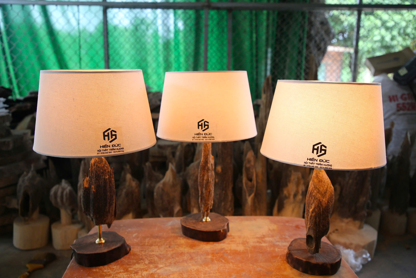Đèn ngủ tỏa hương của xưởng nội thất trầm hương Hiền Đức đa dạng mẫu mã.