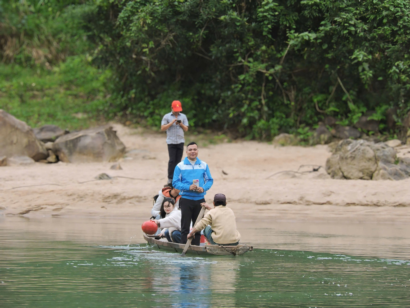 Các bạn trẻ đã vượt quãng đường khó khăn, từ vùng xuôi lên đến vùng cao, mang theo 150 áo ấm, bánh kẹo và lì xì để trao tặng các em.