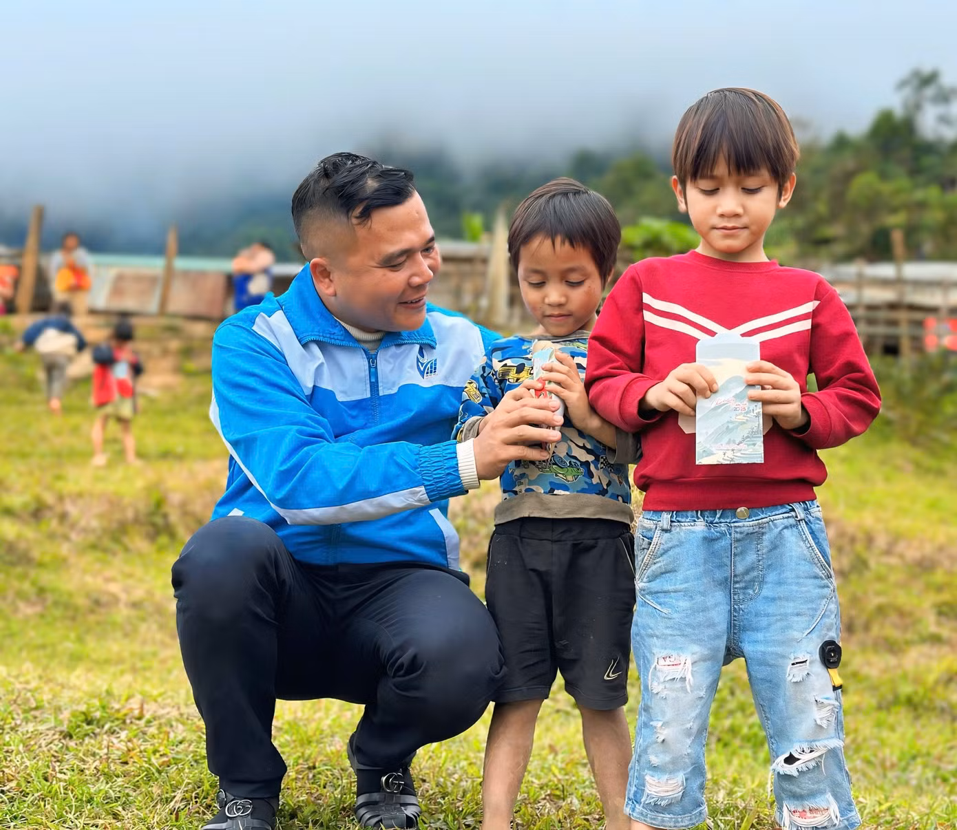 Đi từ 5h sáng, khi dù ngoài trời còn sương mù và nhiệt độ lạnh buốt, các tình nguyện viên vẫn lên đường chở những món quà ấm áp cho các em học sinh ở vùng cao Nam Trà My.