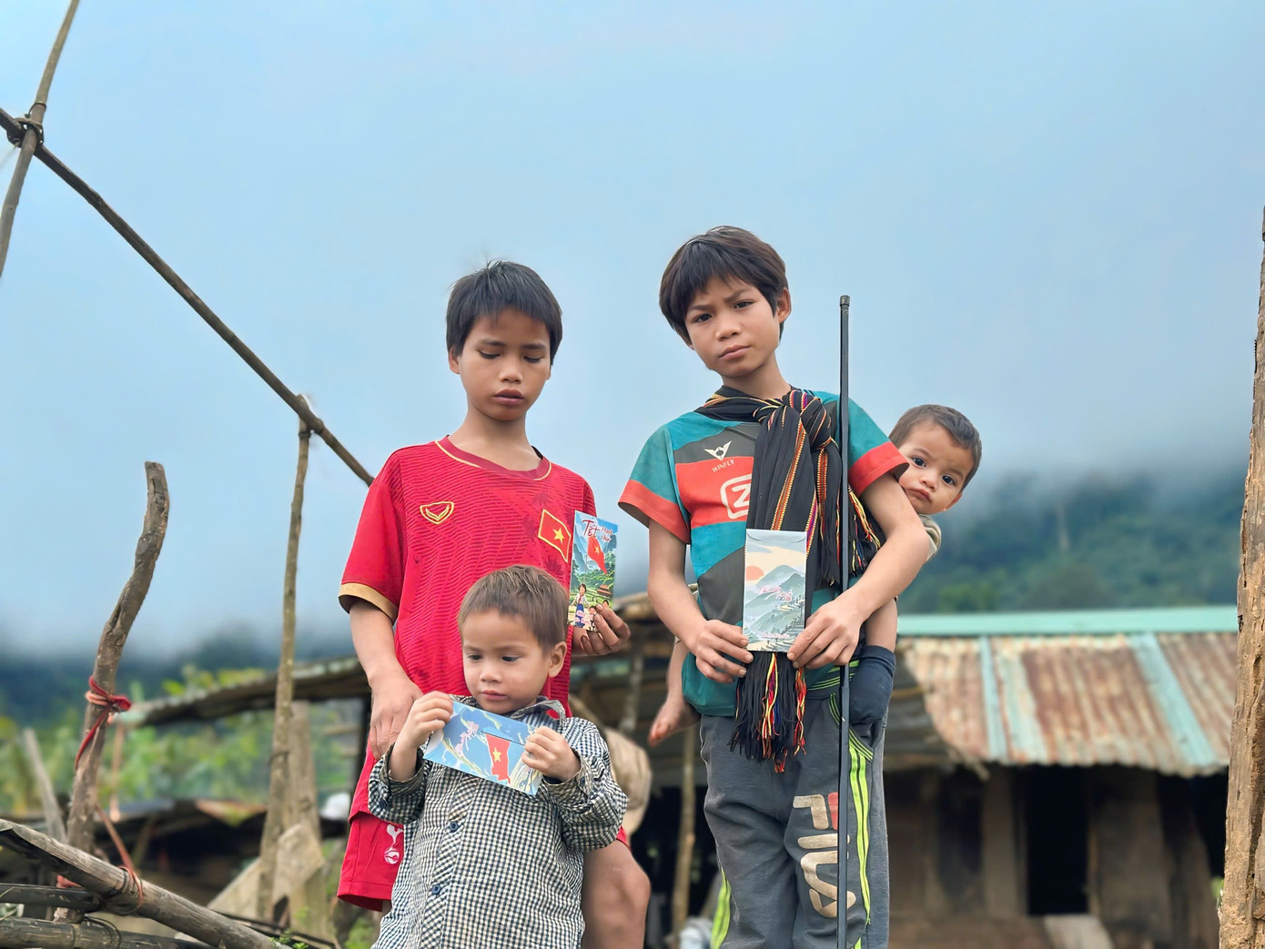 Đi từ 5h sáng, khi dù ngoài trời còn sương mù và nhiệt độ lạnh buốt, các tình nguyện viên vẫn lên đường chở những món quà ấm áp cho các em học sinh ở vùng cao Nam Trà My.