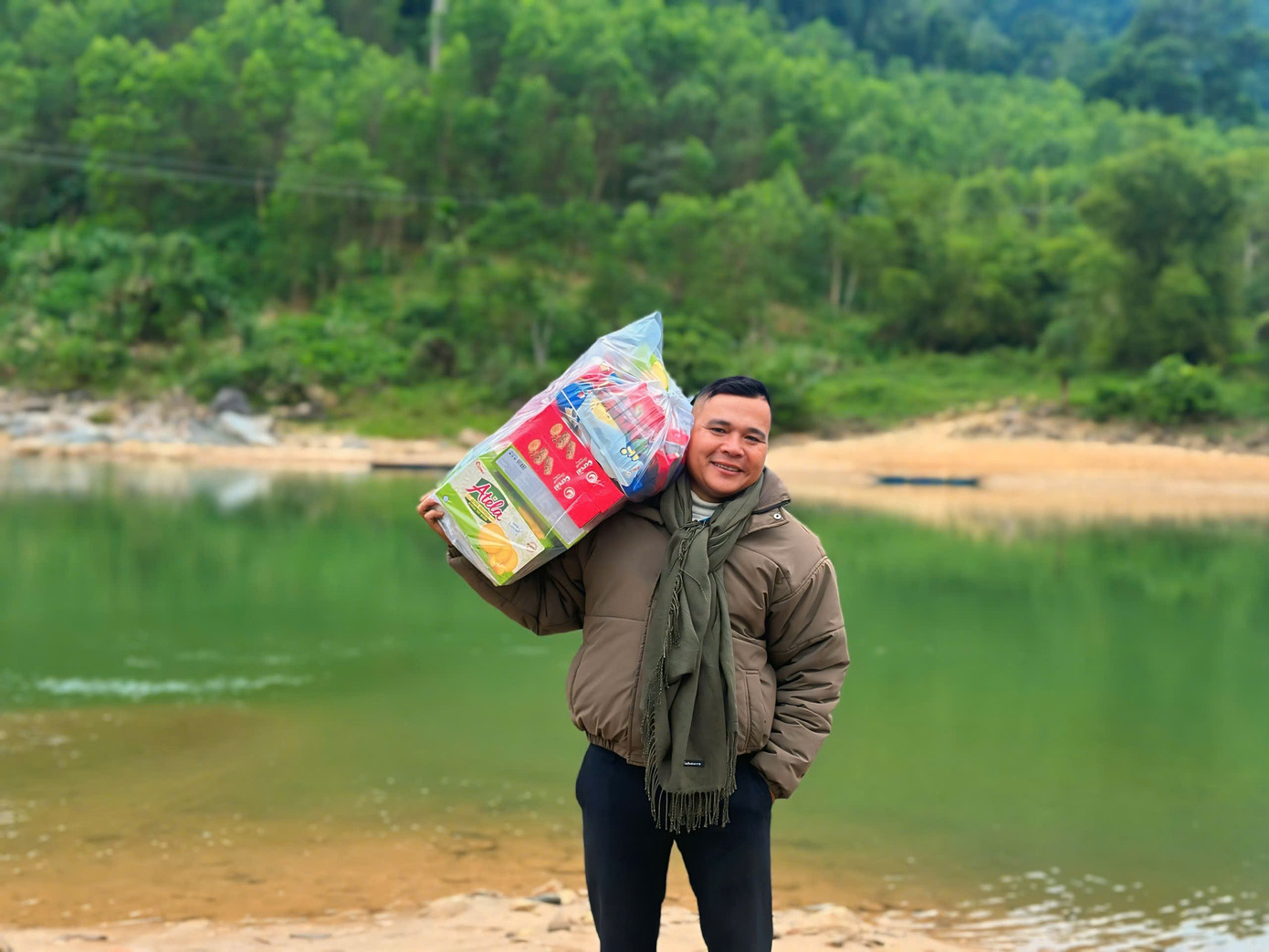 Các bạn trẻ đã vượt quãng đường khó khăn, từ vùng xuôi lên đến vùng cao, mang theo 150 áo ấm, bánh kẹo và lì xì để trao tặng các em.