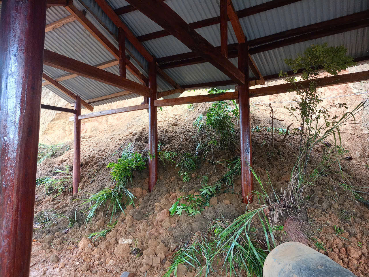 Đất đá tràn xuống nhà dân ở xã Trà Vân, huyện Nam Trà My. Đất đá tràn xuống nhà dân ở xã Trà Vân, huyện Nam Trà My.