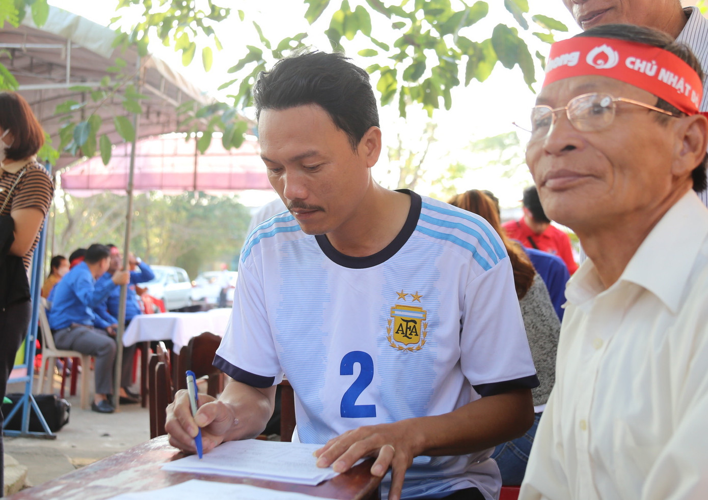 Anh Tống Ngọc Tài (40 tuổi), ở xã Tam Mỹ Đông, huyện Núi Thành, sáng nay cùng nhiều bà con trong xã tới tham gia chương trình Chủ nhật Đỏ. Đây là lần thứ 20 anh hiến máu. Cùng đi với anh còn có nhiều bà con nông dân trong xã đã ngoài 50 tuổi vẫn tích cực hiến máu.