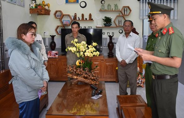 Công an tống đạt lệnh bắt người trong trường hợp khẩn cấp và lệnh khám xét đối với Nguyễn Thị Hòa. Ảnh CA