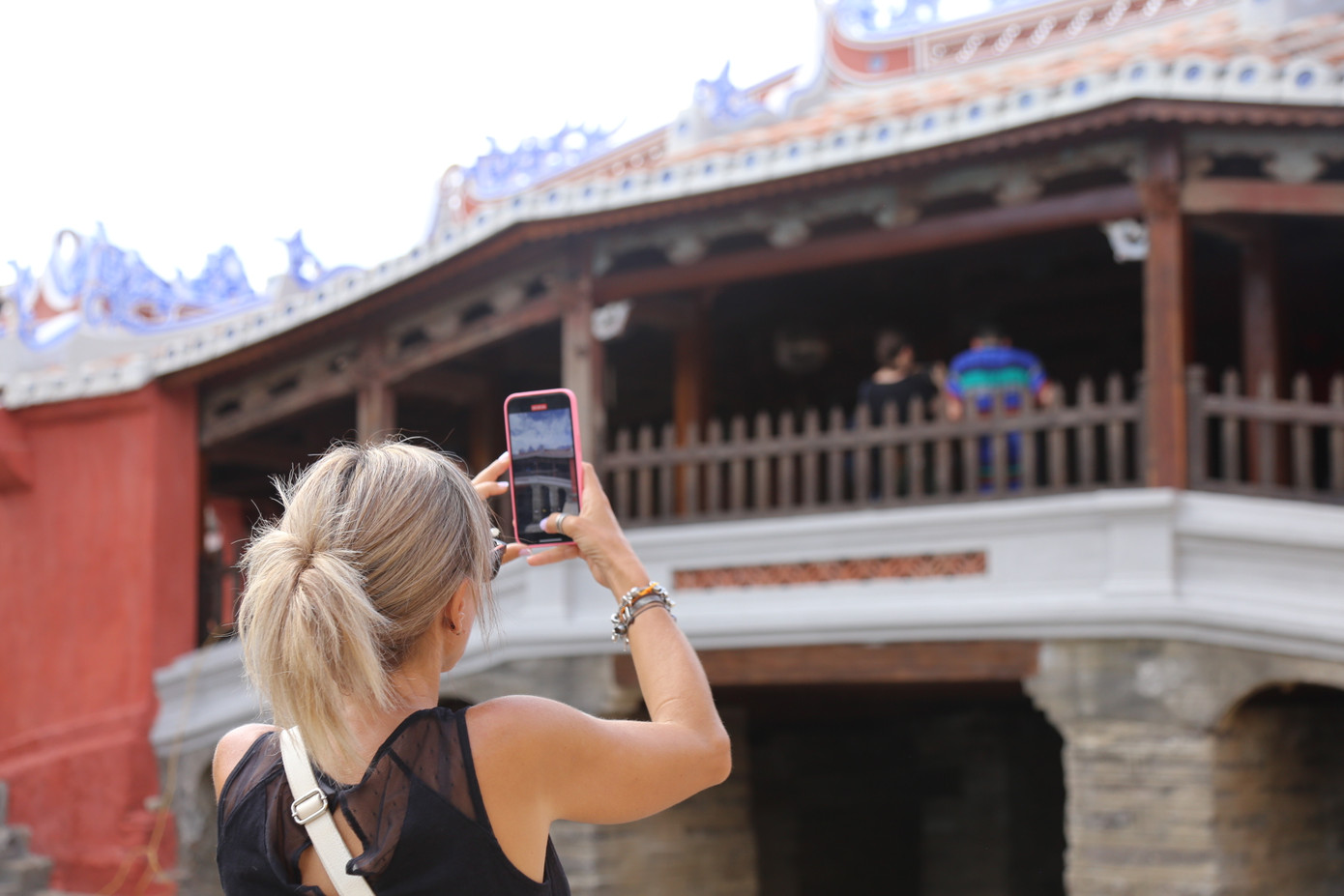 Theo du khách, thành của di tích Chùa Cầu sau khi được quét lớp vôi thứ 2 trông đã "đằm", hài hoà hơn.