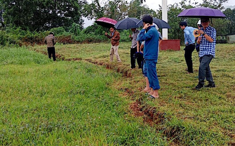 Lực lượng chức năng kiểm tra khu vực xuất hiện vết nứt.