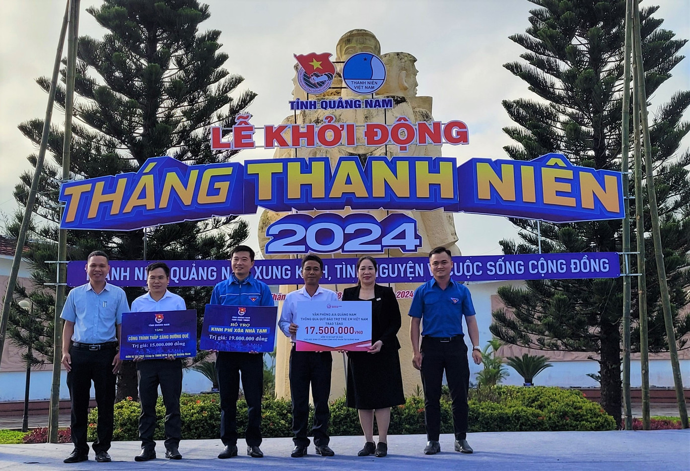 Trao tặng nhiều phần quà tại Lễ ra quân.