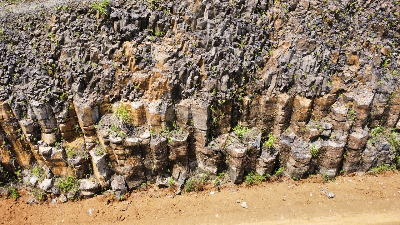 Hình ảnh núi đá lộ thiên.