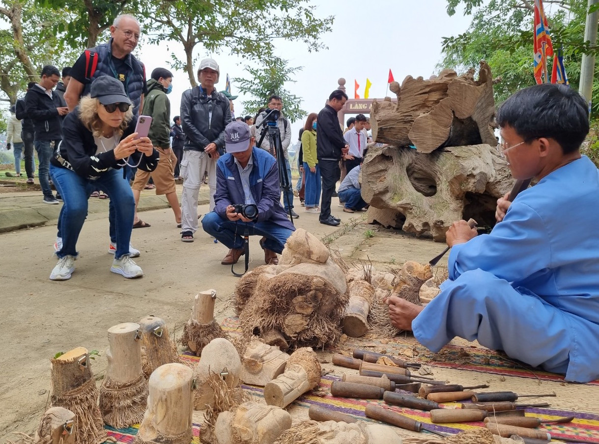 Sau lễ tế Tiền hiền, diễn ra các hoạt động ngày hội sôi nổi như trình diễn nghề mộc, dệt chiếu, đan thúng, điêu khắc gốc tre...