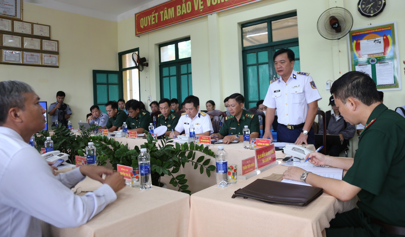 Các lực lượng họp bàn tìm kiếm nạn nhân tàu chìm.