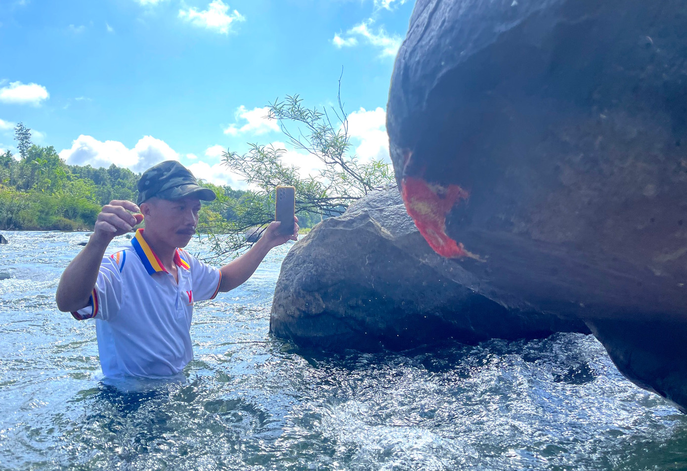 Hiện tượng lạ trên phiến đá gây tò mò cho nhiều người.